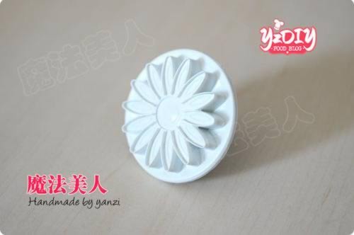 丝带太阳花双层翻糖蛋糕的做法