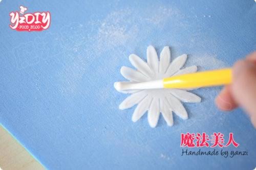 丝带太阳花双层翻糖蛋糕的做法