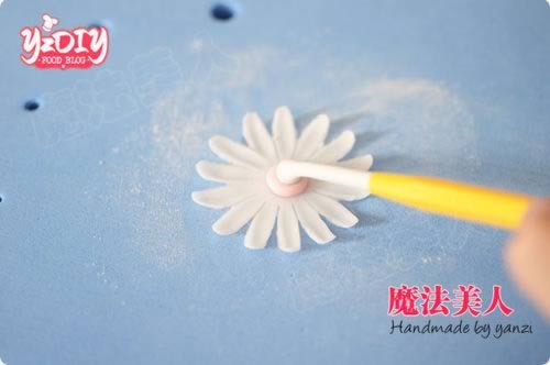 丝带太阳花双层翻糖蛋糕的做法