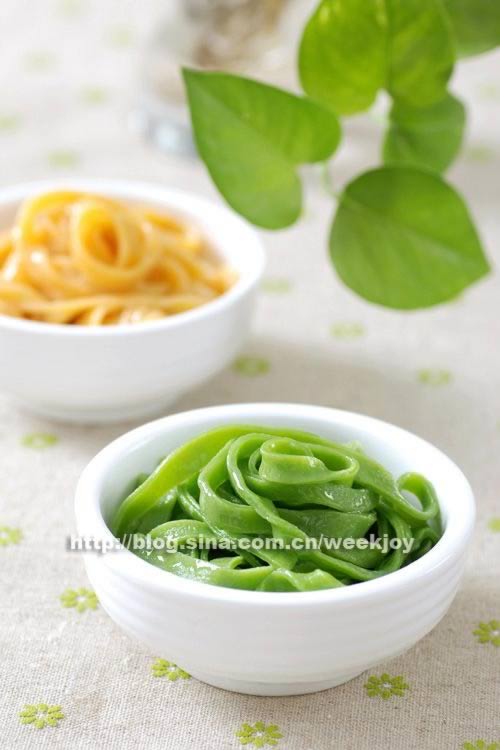 菠菜手擀面和胡萝卜手擀面的做法