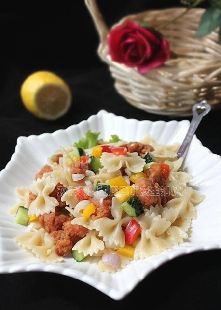 鸡米花蝴蝶面沙拉的做法