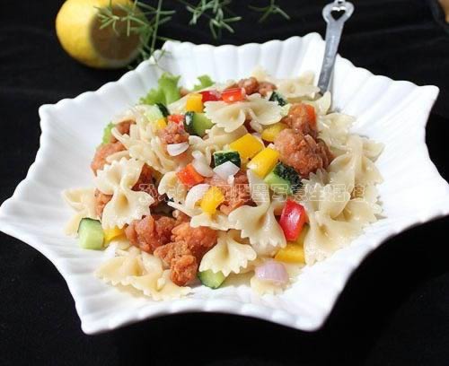 鸡米花蝴蝶面沙拉的做法