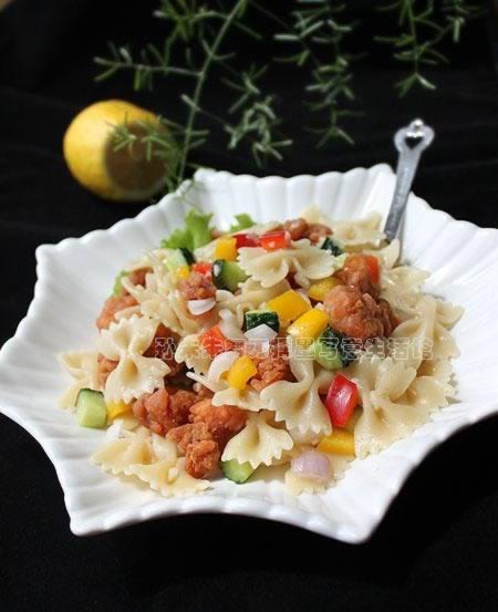 鸡米花蝴蝶面沙拉的做法