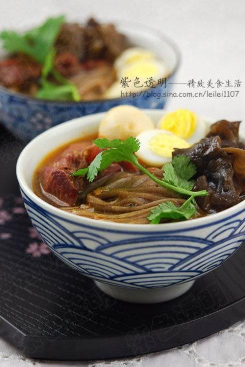 香辣酱肉荞麦面的做法