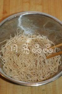 虾仁炒米粉的做法