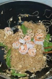 虾仁炒米粉的做法