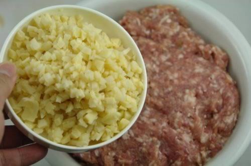 荠菜冬笋猪肉水饺的做法