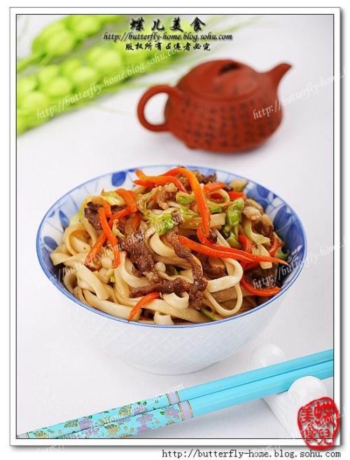 羊肉胡萝卜包菜炒面的做法