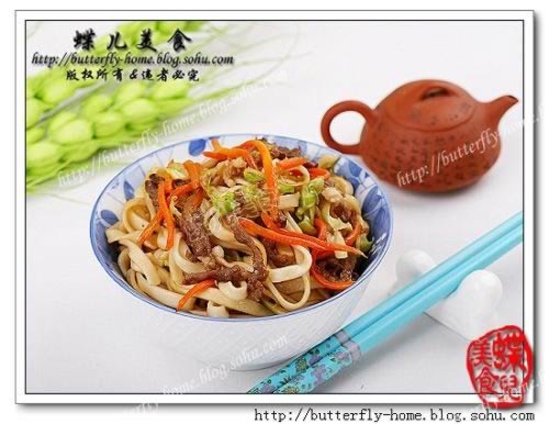 羊肉胡萝卜包菜炒面的做法