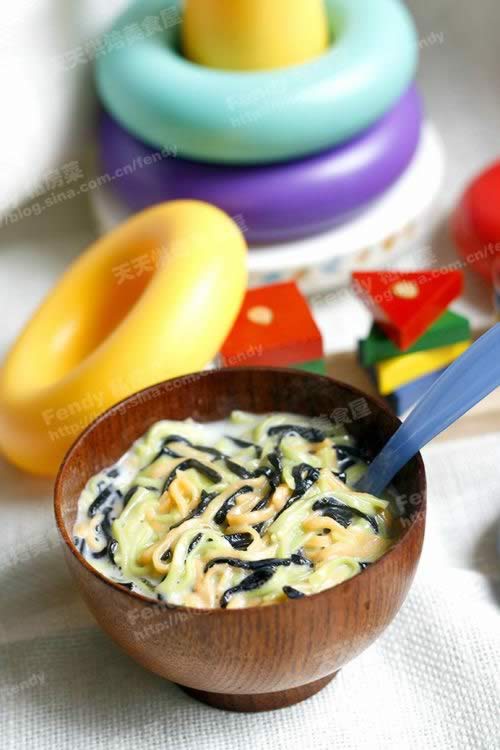 家庭压面机制作的彩色面条的做法