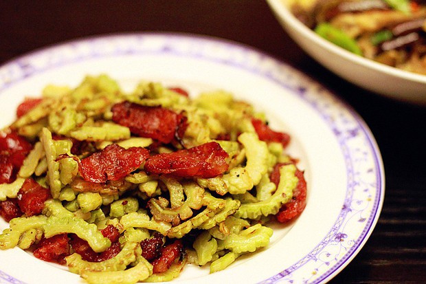 香肠煸苦瓜的做法 香肠煸苦瓜的做法