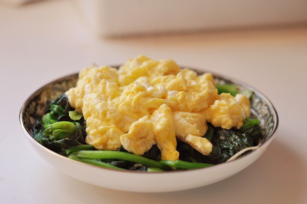 麻油蒜蓉菠菜铺蛋的做法,怎么做,麻油蒜蓉菠菜铺蛋如何做好吃详细步骤图解的做法