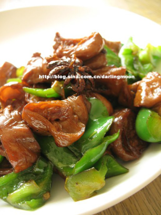 红烧青椒肥肠的做法 红烧青椒肥肠的做法