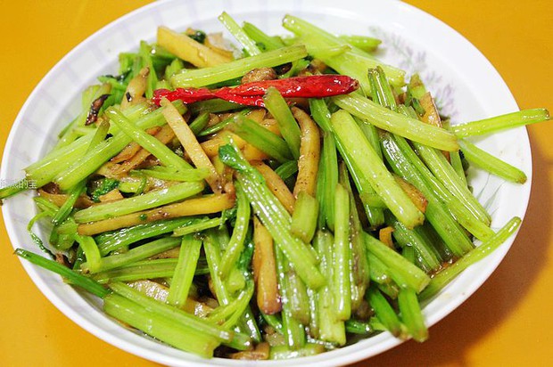 蒜味香芹土豆丝的做法 蒜味香芹土豆丝的做法