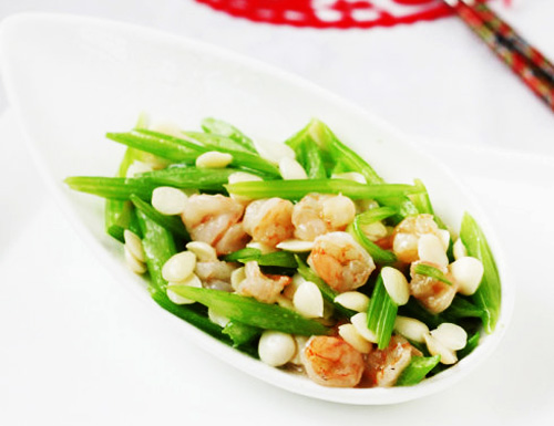 第4步西芹杏仁炒虾仁的家常做法图片步骤