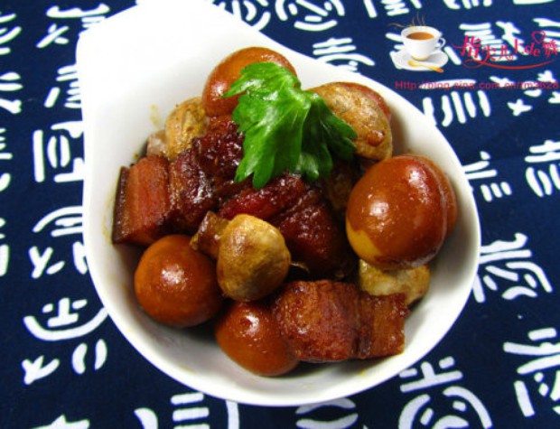 口蘑鹌鹑蛋烧肉的做法 口蘑鹌鹑蛋烧肉的做法