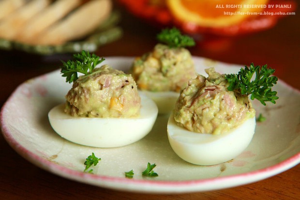 牛油果吞拿鱼鸡蛋盅的做法 牛油果吞拿鱼鸡蛋盅的做法