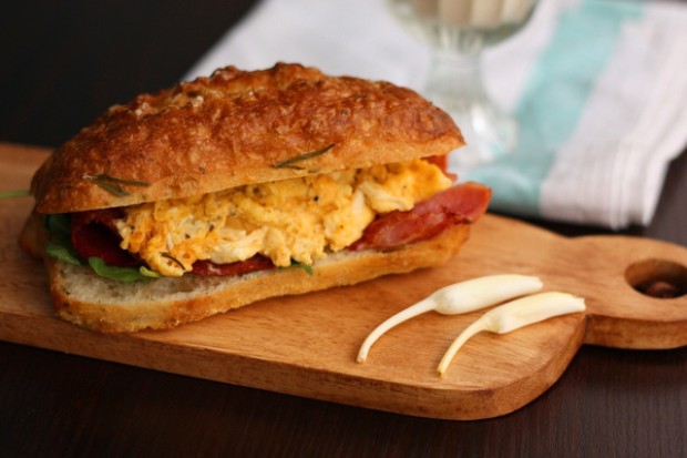 培根芝士蛋汉堡的做法 培根芝士蛋汉堡的做法