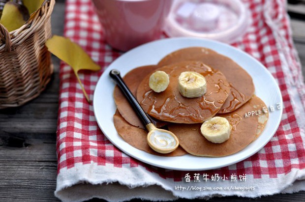 特色小吃 香蕉牛奶小煎饼的做法,怎么做,香蕉牛奶小煎饼如何做好吃详细步骤图解的做法