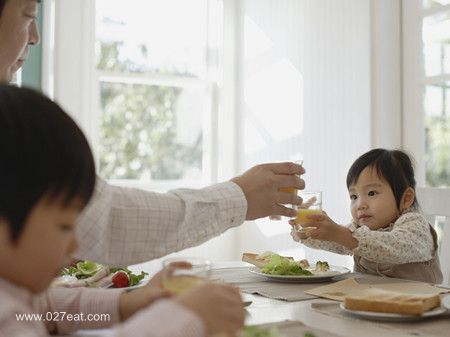 妈咪常闯喂养的误区:5成孩子吃饭顺序错了 www.027eat.com
