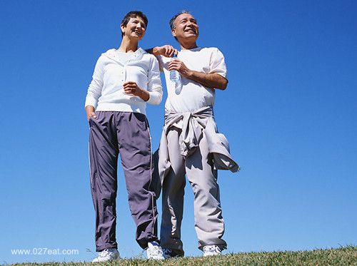老人运动宁愿“贪黑”莫“起早” www.027eat.com