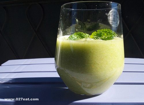 养血生肌祛痘痘 喝杯雪梨芹菜汁 www.027eat.com