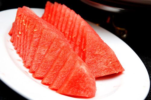 吃西瓜伤身 夏天的西瓜怎么吃才不伤身 www.027eat.com