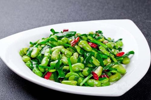 蒜苗炒蚕豆的做法 蒜苗炒蚕豆的家常做法 www.027eat.com