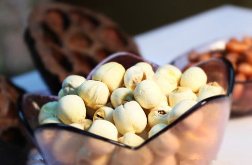 失眠多梦心肾不足 吃莲子补益心气治失眠 www.027eat.com