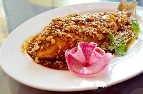 鲁菜:蒜泥鱼的做法 www.027eat.com