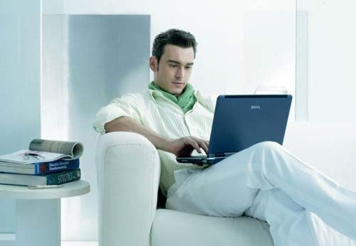 男性长期将笔记本放在腿上工作易致不育 www.027eat.com