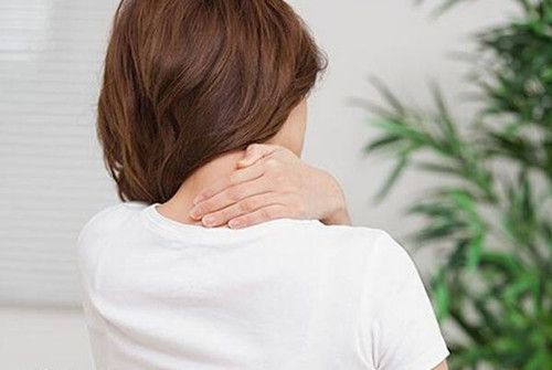 落枕如何进行治疗 落枕的原因有哪些 www.027eat.com