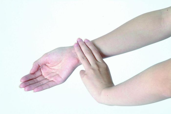 推拿内关穴防心梗 按摩足三里防病保健 www.027eat.com