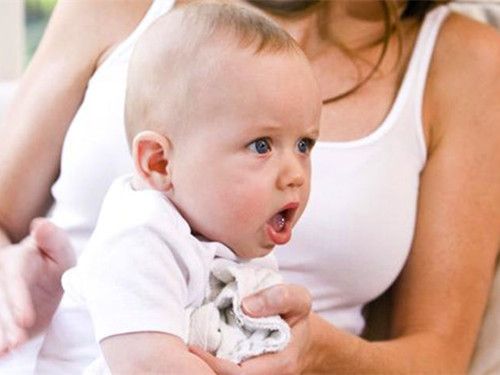 小孩吃奶后打嗝应该怎么处理 www.027eat.com