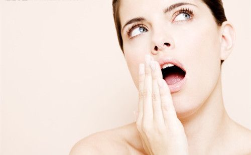 白领一族们打哈欠时一定要张大嘴 www.027eat.com