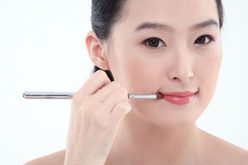 女性如何护理唇部 7个技巧帮你打造水润嫩唇 www.027eat.com