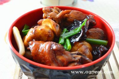 栗子木耳烧鸡块的做法 栗子木耳烧鸡块的做法