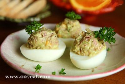 牛油果吞拿鱼鸡蛋盅的做法 牛油果吞拿鱼鸡蛋盅的做法