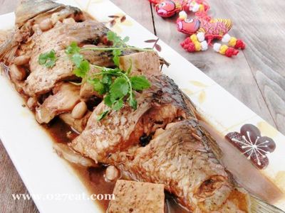 花生冻豆腐炖鱼的做法 花生冻豆腐炖鱼的做法