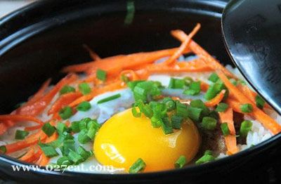 窝蛋牛肉煲仔饭的做法 窝蛋牛肉煲仔饭的做法