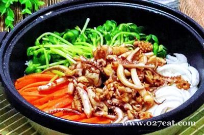 鱿鱼豆苗煲仔饭的做法 鱿鱼豆苗煲仔饭的做法