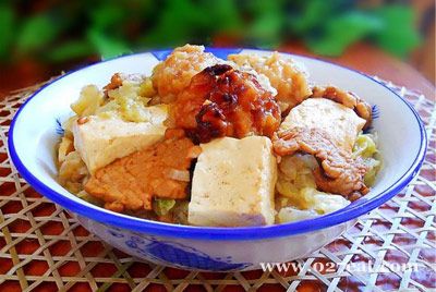 白菜丸子炖豆腐的做法 白菜丸子炖豆腐的做法