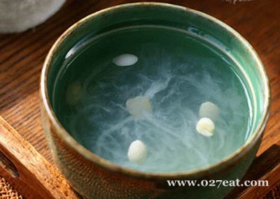 杏仁冰糖燕窝的做法 杏仁冰糖燕窝的做法