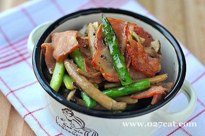 茶树菇芦笋炒培根的做法 茶树菇芦笋炒培根的做法