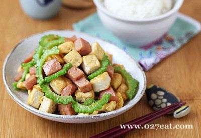 午餐肉豆腐炒苦瓜的做法 午餐肉豆腐炒苦瓜的做法