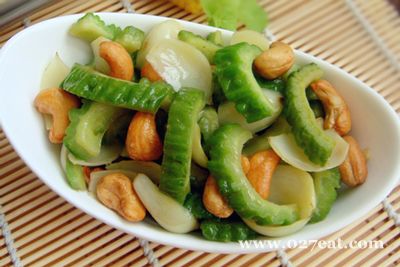 腰果苦瓜炒鲜百合的做法 腰果苦瓜炒鲜百合的做法