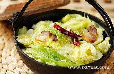 手撕包菜炒腊肉的做法 手撕包菜炒腊肉的做法