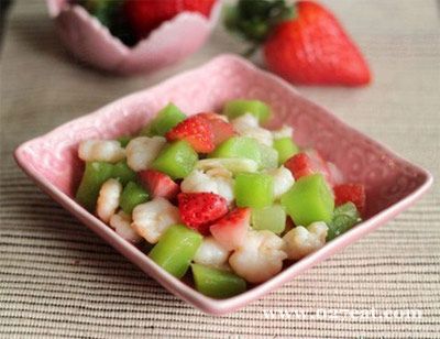 草莓莴笋丁炒虾球的做法 草莓莴笋丁炒虾球的做法