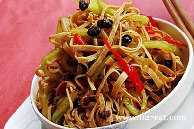 老干妈拌黄瓜豆腐皮的做法 老干妈拌黄瓜豆腐皮的做法
